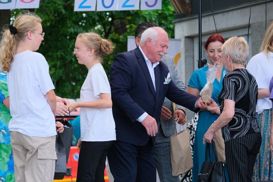 III Powiatowy Festiwal Piosenki Biesiadnej i Święto Rodzin Zastępczych w Nowinach [GALERIA ZDJĘĆ]