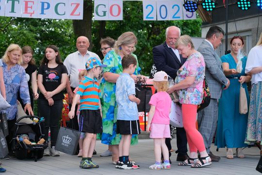 III Powiatowy Festiwal Piosenki Biesiadnej i Święto Rodzin Zastępczych w Nowinach [GALERIA ZDJĘĆ]