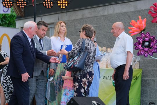 III Powiatowy Festiwal Piosenki Biesiadnej i Święto Rodzin Zastępczych w Nowinach [GALERIA ZDJĘĆ]