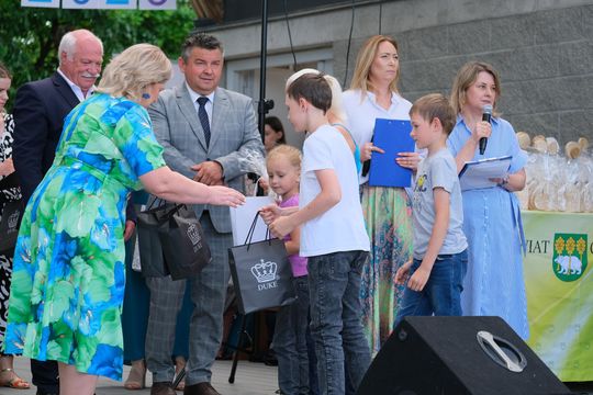 III Powiatowy Festiwal Piosenki Biesiadnej i Święto Rodzin Zastępczych w Nowinach [GALERIA ZDJĘĆ]