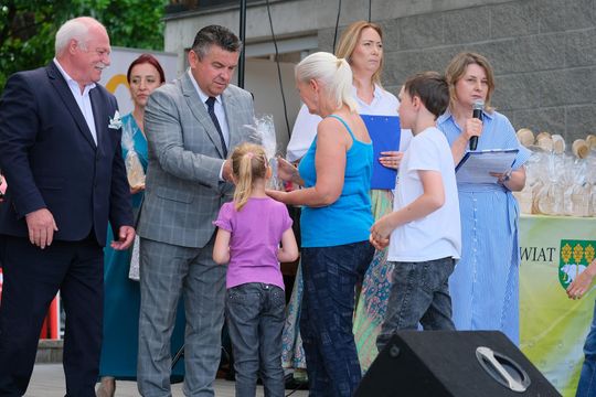 III Powiatowy Festiwal Piosenki Biesiadnej i Święto Rodzin Zastępczych w Nowinach [GALERIA ZDJĘĆ]