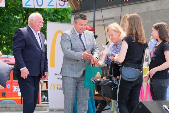 III Powiatowy Festiwal Piosenki Biesiadnej i Święto Rodzin Zastępczych w Nowinach [GALERIA ZDJĘĆ]