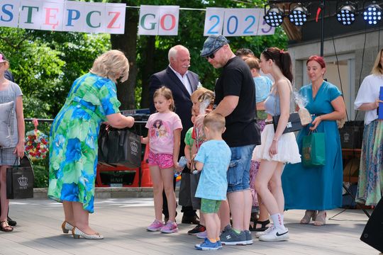 III Powiatowy Festiwal Piosenki Biesiadnej i Święto Rodzin Zastępczych w Nowinach [GALERIA ZDJĘĆ]