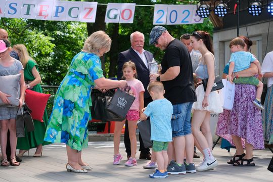 III Powiatowy Festiwal Piosenki Biesiadnej i Święto Rodzin Zastępczych w Nowinach [GALERIA ZDJĘĆ]