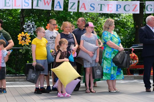 III Powiatowy Festiwal Piosenki Biesiadnej i Święto Rodzin Zastępczych w Nowinach [GALERIA ZDJĘĆ]