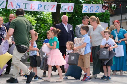 III Powiatowy Festiwal Piosenki Biesiadnej i Święto Rodzin Zastępczych w Nowinach [GALERIA ZDJĘĆ]