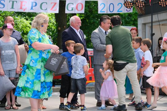 III Powiatowy Festiwal Piosenki Biesiadnej i Święto Rodzin Zastępczych w Nowinach [GALERIA ZDJĘĆ]