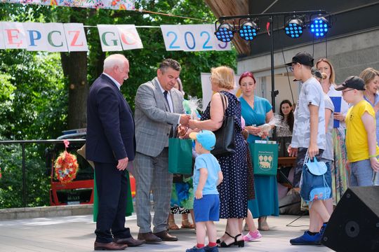 III Powiatowy Festiwal Piosenki Biesiadnej i Święto Rodzin Zastępczych w Nowinach [GALERIA ZDJĘĆ]