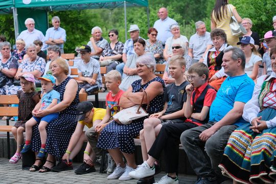 III Powiatowy Festiwal Piosenki Biesiadnej i Święto Rodzin Zastępczych w Nowinach [GALERIA ZDJĘĆ]