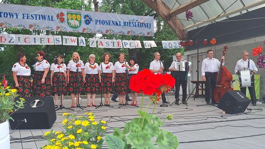 III Powiatowy Festiwal Piosenki Biesiadnej i Święto Rodzin Zastępczych w Nowinach [GALERIA ZDJĘĆ]