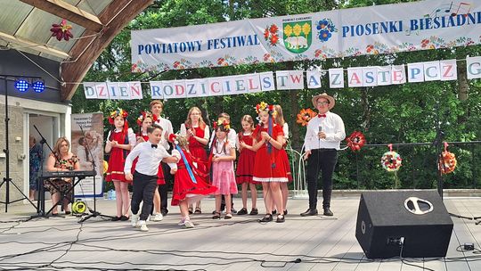 III Powiatowy Festiwal Piosenki Biesiadnej i Święto Rodzin Zastępczych w Nowinach [GALERIA ZDJĘĆ]