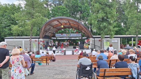 III Powiatowy Festiwal Piosenki Biesiadnej i Święto Rodzin Zastępczych w Nowinach [GALERIA ZDJĘĆ]
