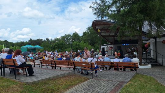 III Powiatowy Festiwal Piosenki Biesiadnej i Święto Rodzin Zastępczych w Nowinach [GALERIA ZDJĘĆ]