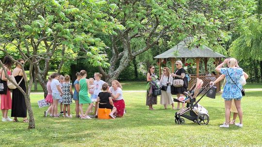 III Powiatowy Festiwal Piosenki Biesiadnej i Święto Rodzin Zastępczych w Nowinach [GALERIA ZDJĘĆ]