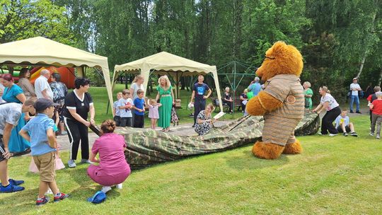 III Powiatowy Festiwal Piosenki Biesiadnej i Święto Rodzin Zastępczych w Nowinach [GALERIA ZDJĘĆ]