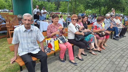 III Powiatowy Festiwal Piosenki Biesiadnej i Święto Rodzin Zastępczych w Nowinach [GALERIA ZDJĘĆ]