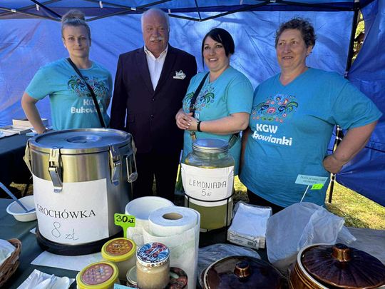 III Powiatowy Festiwal Piosenki Biesiadnej i Święto Rodzin Zastępczych w Nowinach [GALERIA ZDJĘĆ]