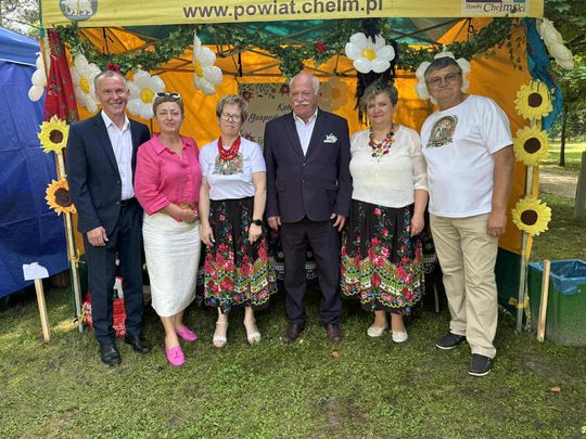 III Powiatowy Festiwal Piosenki Biesiadnej i Święto Rodzin Zastępczych w Nowinach [GALERIA ZDJĘĆ]