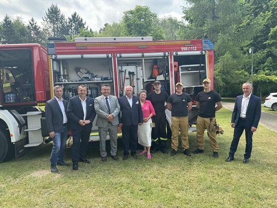 III Powiatowy Festiwal Piosenki Biesiadnej i Święto Rodzin Zastępczych w Nowinach [GALERIA ZDJĘĆ]