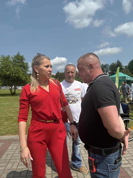 III Powiatowy Festiwal Piosenki Biesiadnej i Święto Rodzin Zastępczych w Nowinach [GALERIA ZDJĘĆ]