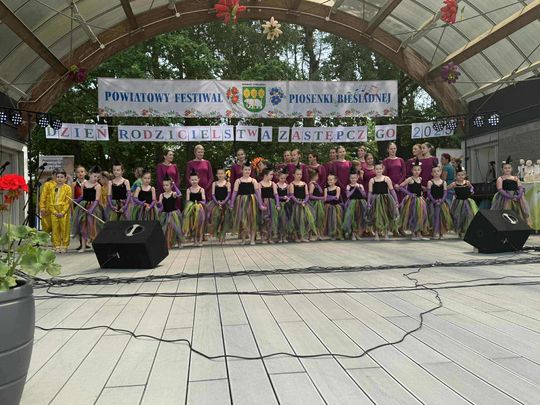III Powiatowy Festiwal Piosenki Biesiadnej i Święto Rodzin Zastępczych w Nowinach [GALERIA ZDJĘĆ]