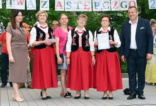 III Powiatowy Festiwal Piosenki Biesiadnej i Święto Rodzin Zastępczych w Nowinach [GALERIA ZDJĘĆ]