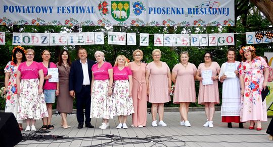 III Powiatowy Festiwal Piosenki Biesiadnej i Święto Rodzin Zastępczych w Nowinach [GALERIA ZDJĘĆ]