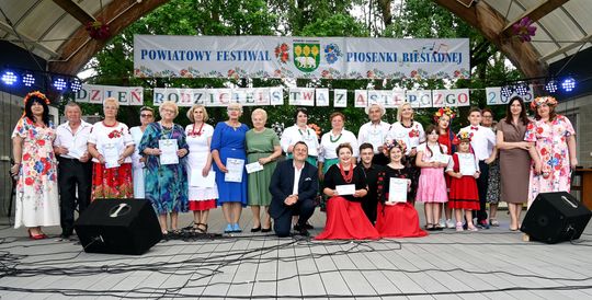 III Powiatowy Festiwal Piosenki Biesiadnej i Święto Rodzin Zastępczych w Nowinach [GALERIA ZDJĘĆ]