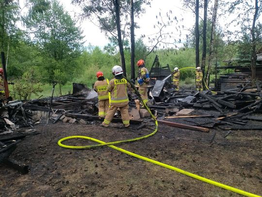 Pożar domku letniskowego w Okunince. Akcja gaśnicza niełatwa przez trudny dojazd [ZDJĘCIA]