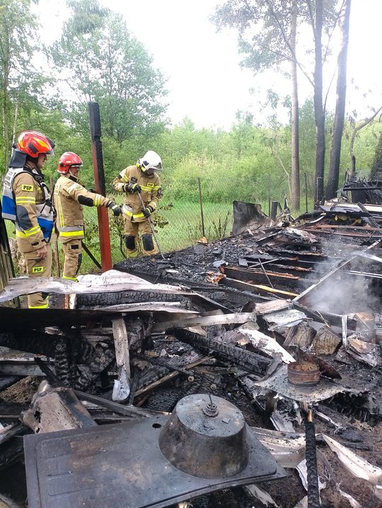 Pożar domku letniskowego w Okunince. Akcja gaśnicza niełatwa przez trudny dojazd [ZDJĘCIA]