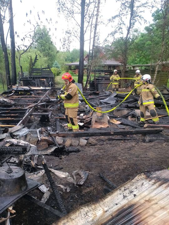 Pożar domku letniskowego w Okunince. Akcja gaśnicza niełatwa przez trudny dojazd [ZDJĘCIA]