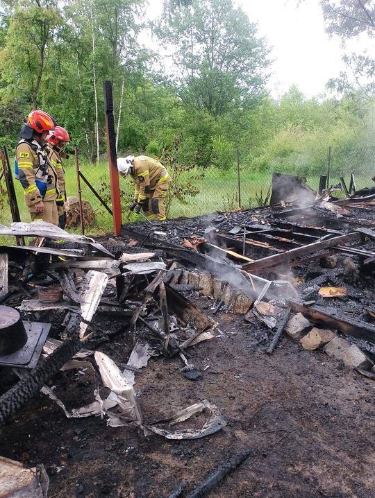 Pożar domku letniskowego w Okunince. Akcja gaśnicza niełatwa przez trudny dojazd [ZDJĘCIA]