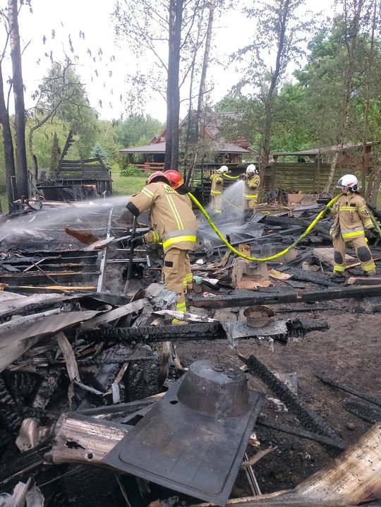 Pożar domku letniskowego w Okunince. Akcja gaśnicza niełatwa przez trudny dojazd [ZDJĘCIA]