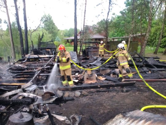 Pożar domku letniskowego w Okunince. Akcja gaśnicza niełatwa przez trudny dojazd [ZDJĘCIA]