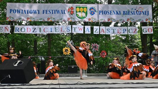 III Powiatowy Festiwal Piosenki Biesiadnej i Święto Rodzin Zastępczych w Nowinach cz. II [GALERIA ZDJĘĆ]