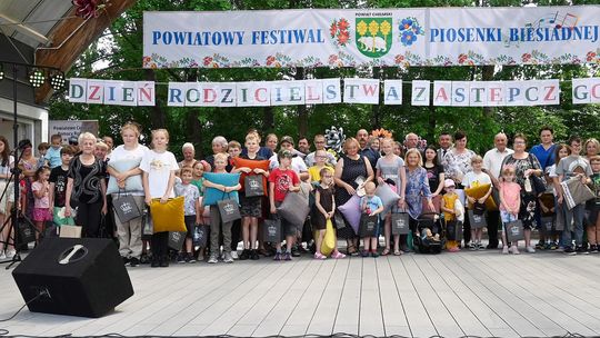III Powiatowy Festiwal Piosenki Biesiadnej i Święto Rodzin Zastępczych w Nowinach cz. II [GALERIA ZDJĘĆ]