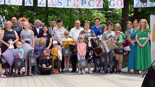 III Powiatowy Festiwal Piosenki Biesiadnej i Święto Rodzin Zastępczych w Nowinach cz. II [GALERIA ZDJĘĆ]