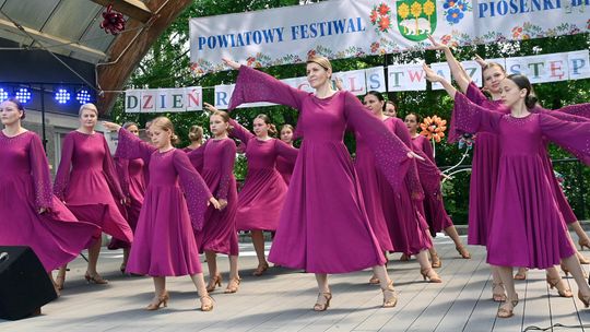 III Powiatowy Festiwal Piosenki Biesiadnej i Święto Rodzin Zastępczych w Nowinach cz. II [GALERIA ZDJĘĆ]