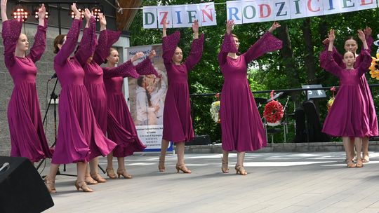 III Powiatowy Festiwal Piosenki Biesiadnej i Święto Rodzin Zastępczych w Nowinach cz. II [GALERIA ZDJĘĆ]