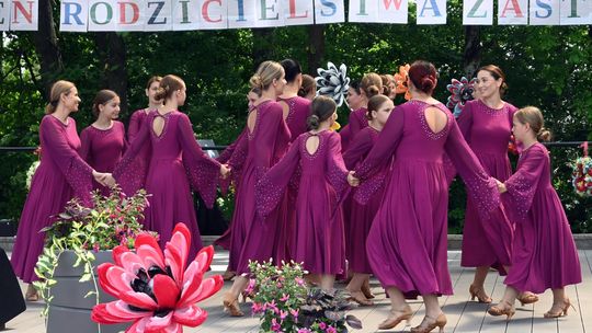 III Powiatowy Festiwal Piosenki Biesiadnej i Święto Rodzin Zastępczych w Nowinach cz. II [GALERIA ZDJĘĆ]