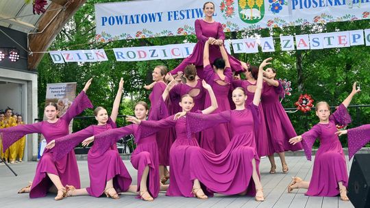 III Powiatowy Festiwal Piosenki Biesiadnej i Święto Rodzin Zastępczych w Nowinach cz. II [GALERIA ZDJĘĆ]