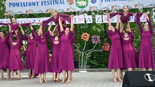 III Powiatowy Festiwal Piosenki Biesiadnej i Święto Rodzin Zastępczych w Nowinach cz. II [GALERIA ZDJĘĆ]