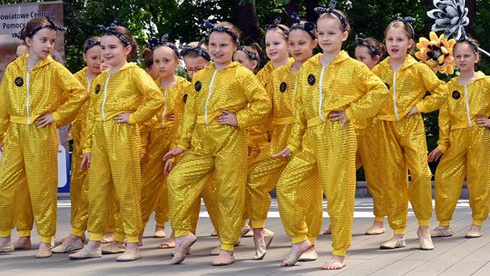 III Powiatowy Festiwal Piosenki Biesiadnej i Święto Rodzin Zastępczych w Nowinach cz. II [GALERIA ZDJĘĆ]