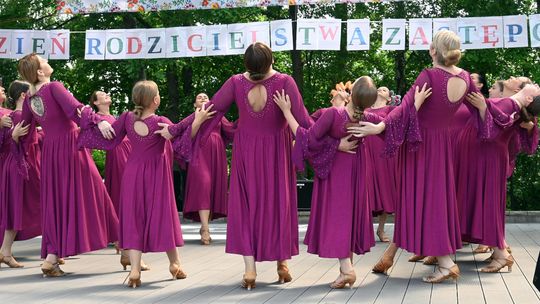 III Powiatowy Festiwal Piosenki Biesiadnej i Święto Rodzin Zastępczych w Nowinach cz. II [GALERIA ZDJĘĆ]