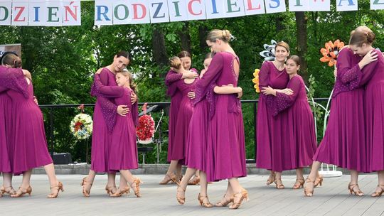 III Powiatowy Festiwal Piosenki Biesiadnej i Święto Rodzin Zastępczych w Nowinach cz. II [GALERIA ZDJĘĆ]