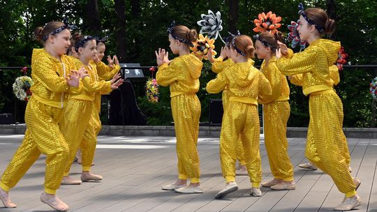 III Powiatowy Festiwal Piosenki Biesiadnej i Święto Rodzin Zastępczych w Nowinach cz. II [GALERIA ZDJĘĆ]