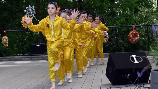 III Powiatowy Festiwal Piosenki Biesiadnej i Święto Rodzin Zastępczych w Nowinach cz. II [GALERIA ZDJĘĆ]