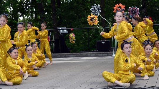 III Powiatowy Festiwal Piosenki Biesiadnej i Święto Rodzin Zastępczych w Nowinach cz. II [GALERIA ZDJĘĆ]