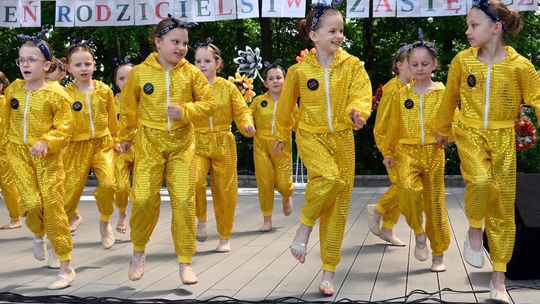 III Powiatowy Festiwal Piosenki Biesiadnej i Święto Rodzin Zastępczych w Nowinach cz. II [GALERIA ZDJĘĆ]