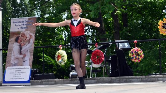 III Powiatowy Festiwal Piosenki Biesiadnej i Święto Rodzin Zastępczych w Nowinach cz. II [GALERIA ZDJĘĆ]